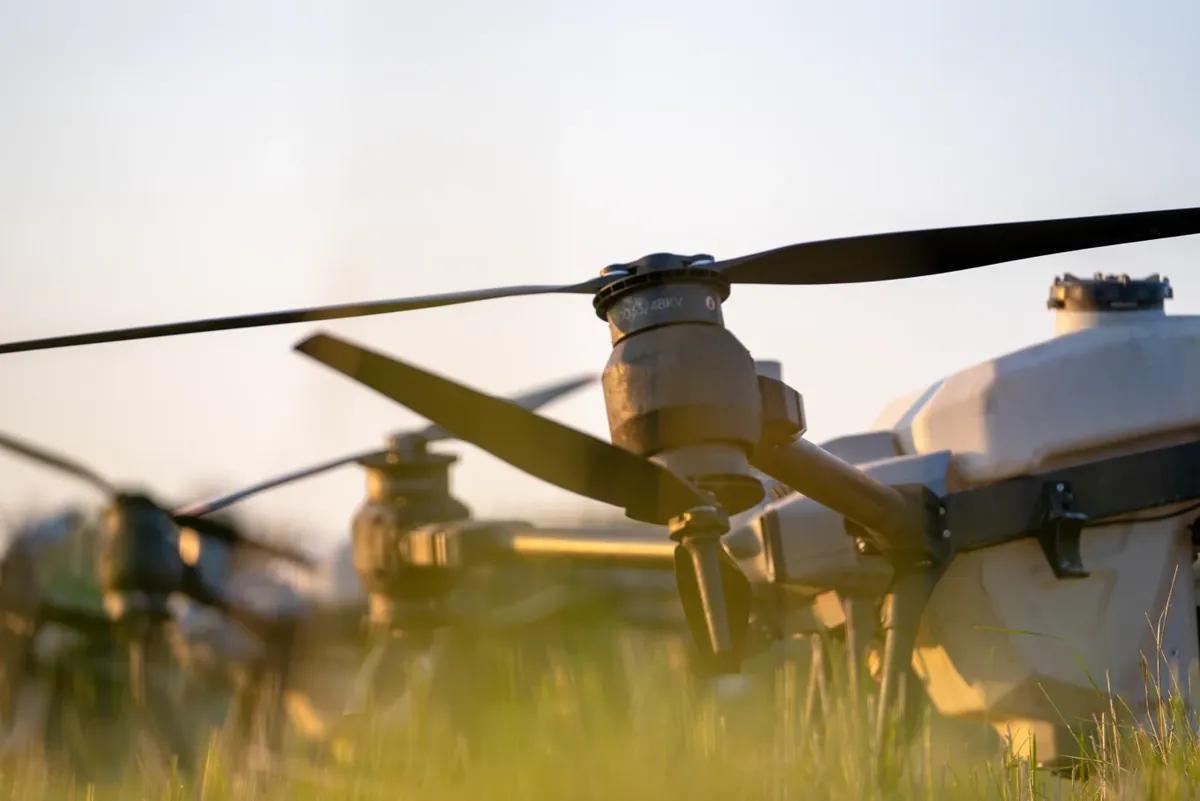 Flota de drones DJI Agras en vuelo